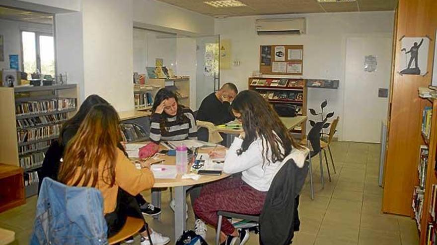 Un grupo de estudiantes haciendo uso de los servicios de la biblioteca de es Pont d´Inca.