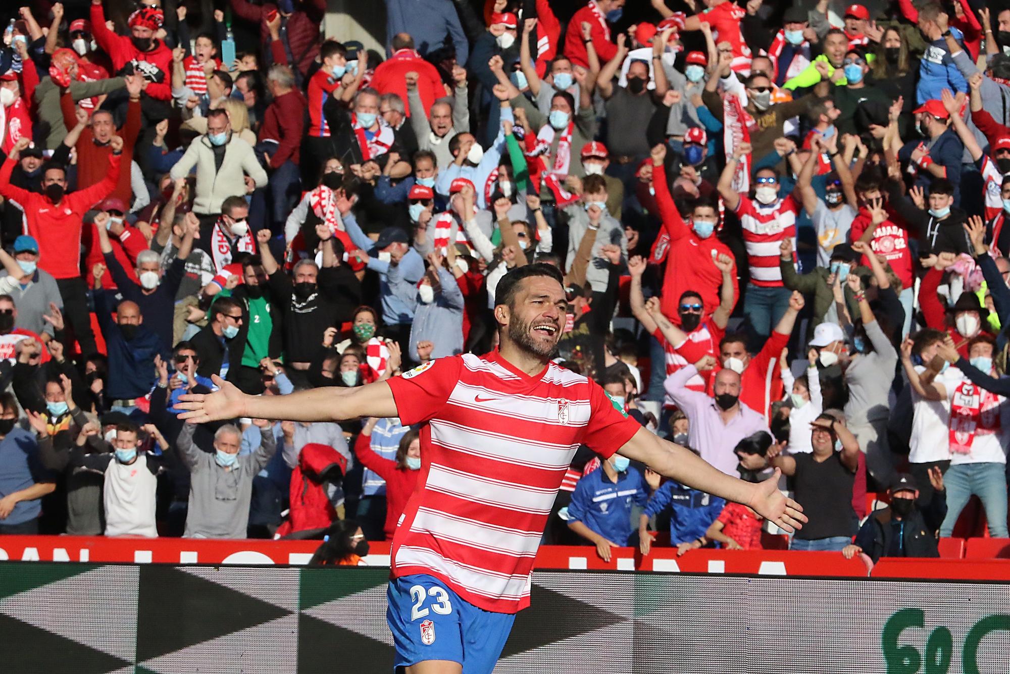 El delantero del Granada Jorge Molina su tercer gol contra el Mallorca, este domingo.