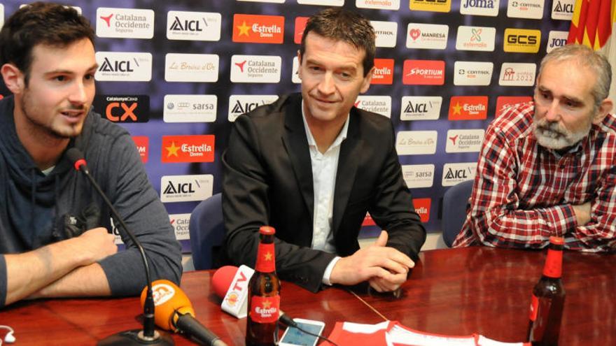 Costa acompanyat del president del club, Jaume Arnau, i el director esportiu Pere Romero.