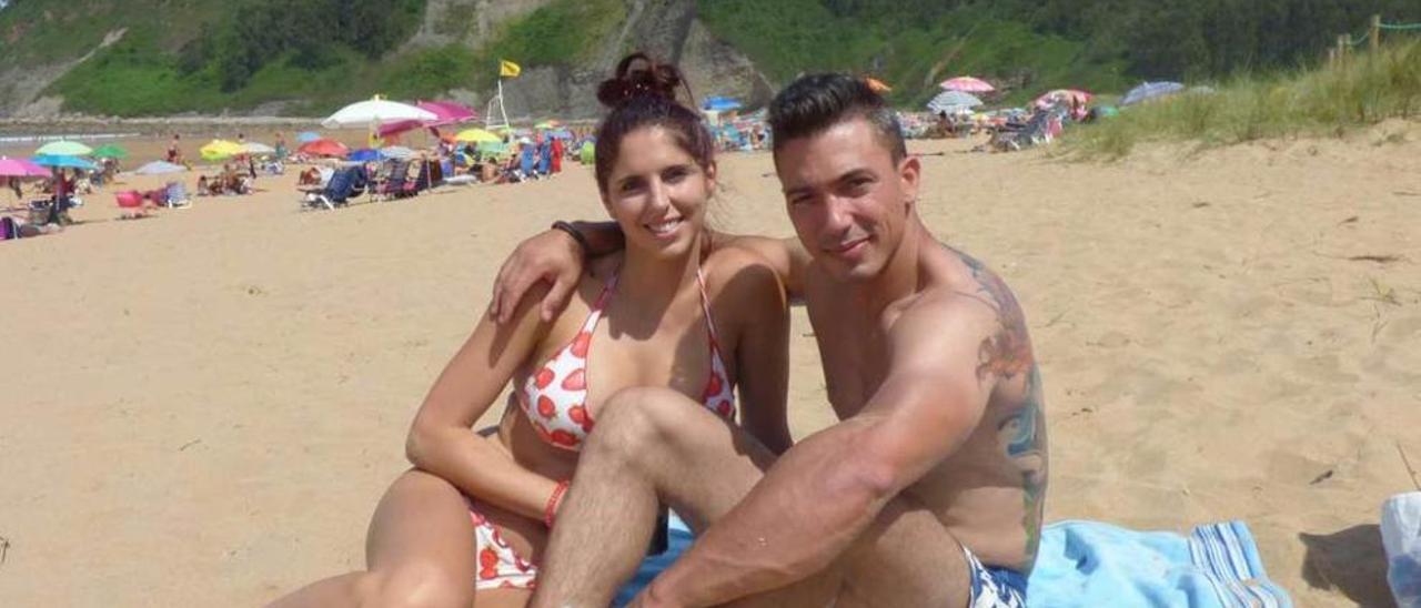 Ruth Caballero y Jorge Lozano tomando el sol en la playa.