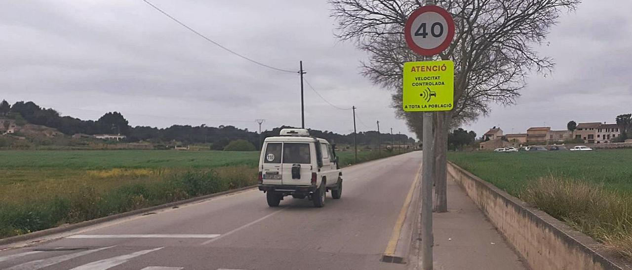 Un cartel avisa a los conductores de la velocidad máxima en el vial de Sineu.