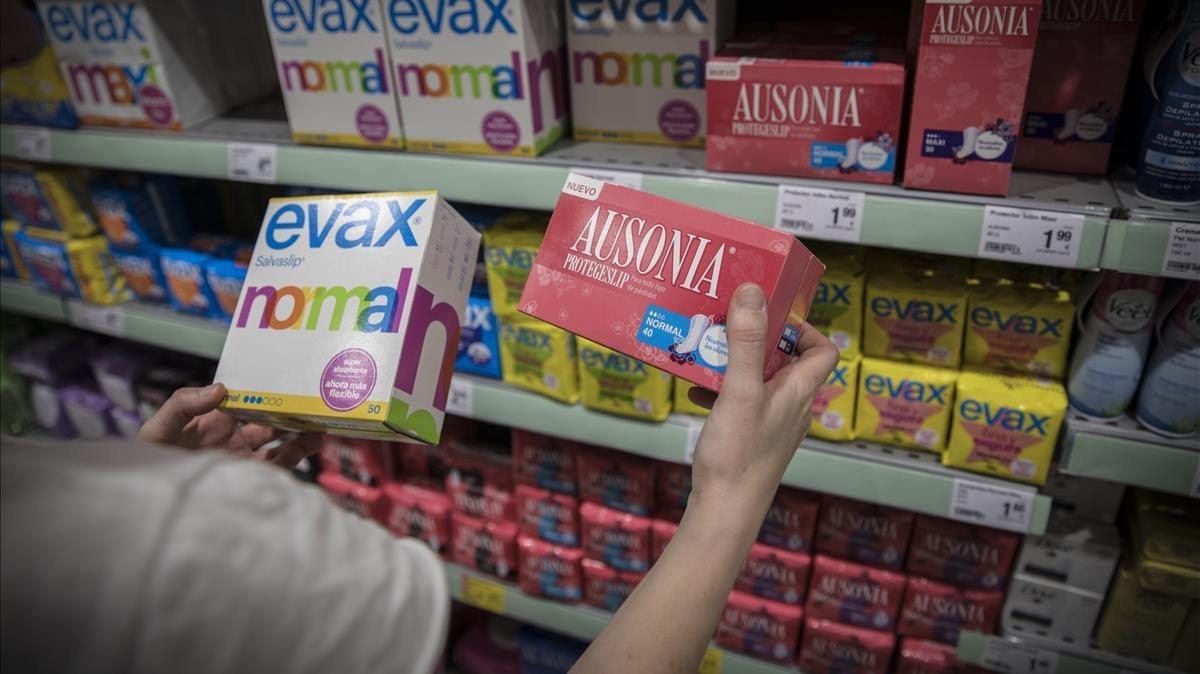 Paquetes de distintas marcas de compresas en un supermercado.