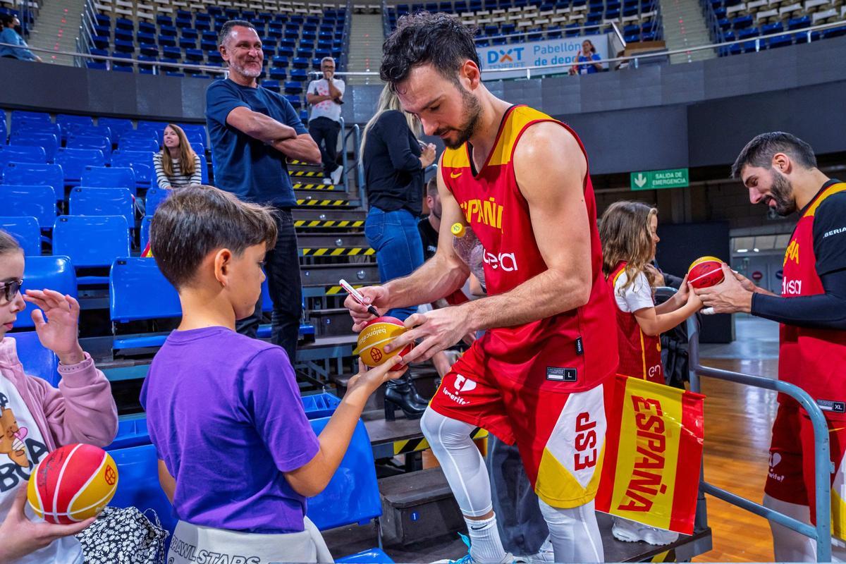 Lluís Costa firma una pelota tras el entrenamiento de España en el Santiago Martín.