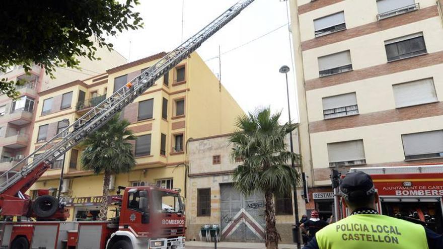 6 familias desalojadas al arder un piso lleno de basura en Castellón