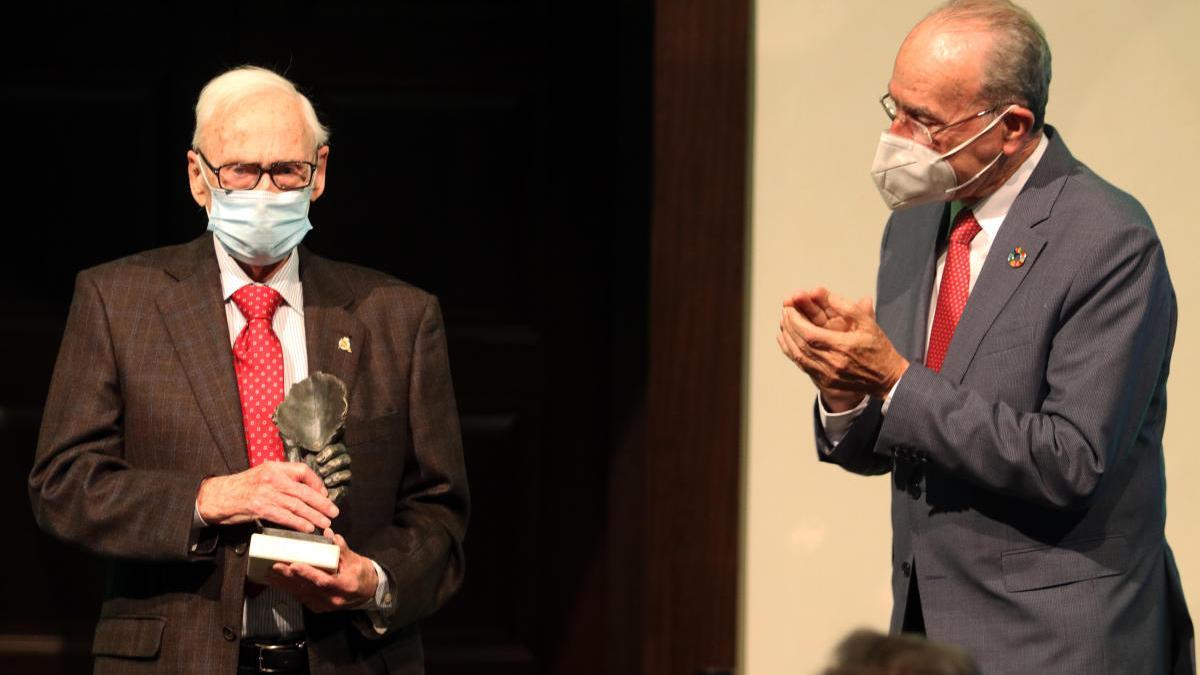 Guillermo Jiménez Smerdou recogió su premio acompañado del alcalde de Málaga, Francisco de la Torre.