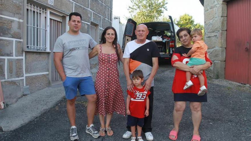 La familia Penido al lado de la casa que adquirieron en la parroquia de Paderne de Allariz. |   // I. OSORIO