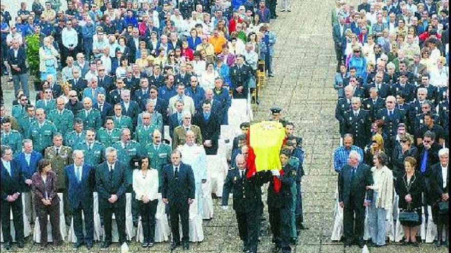 Un grupo de agentes porta el féretro de Jorge García en presencia de las autoridades y de todos los asistentes al funeral.