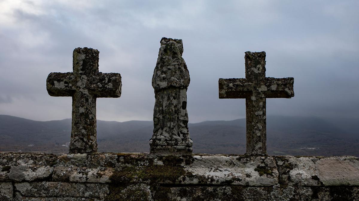 Cruces en el cementerio de Tosende