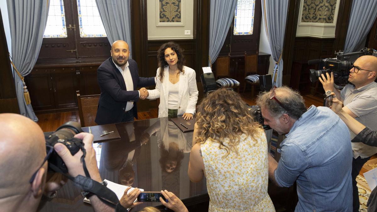 Lage y Veira, hoy durante la firma del acuerdo entre PSOE y BNG en A Coruña.