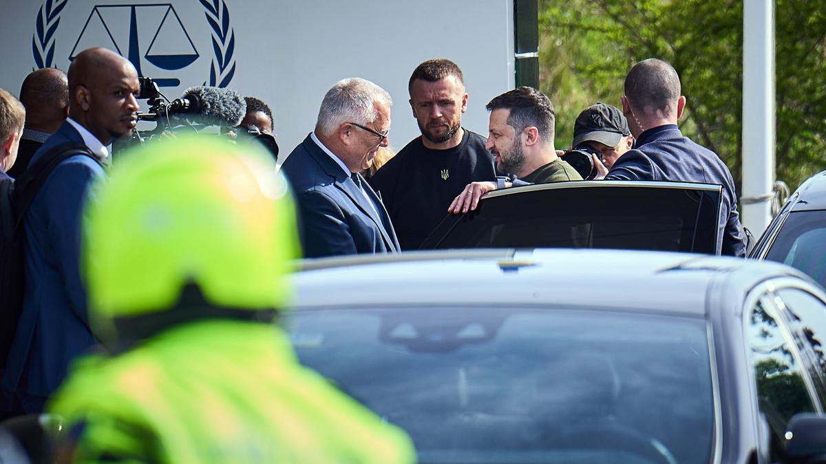 El presidente de Ucrania, Vlodomir Zelenski, a su llegada a la Corte Penal Internacional (CPI) de La Haya.