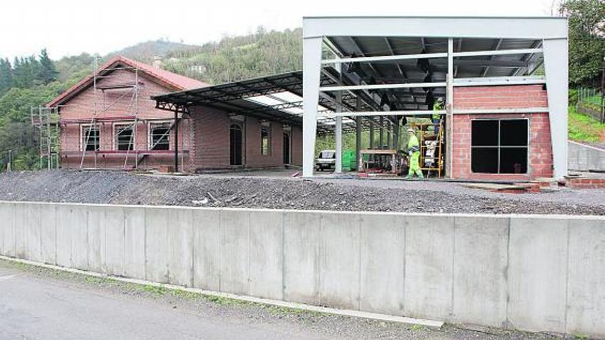 Las obras de construcción de la terminal del ferrocarril turístico del valle del Samuño.