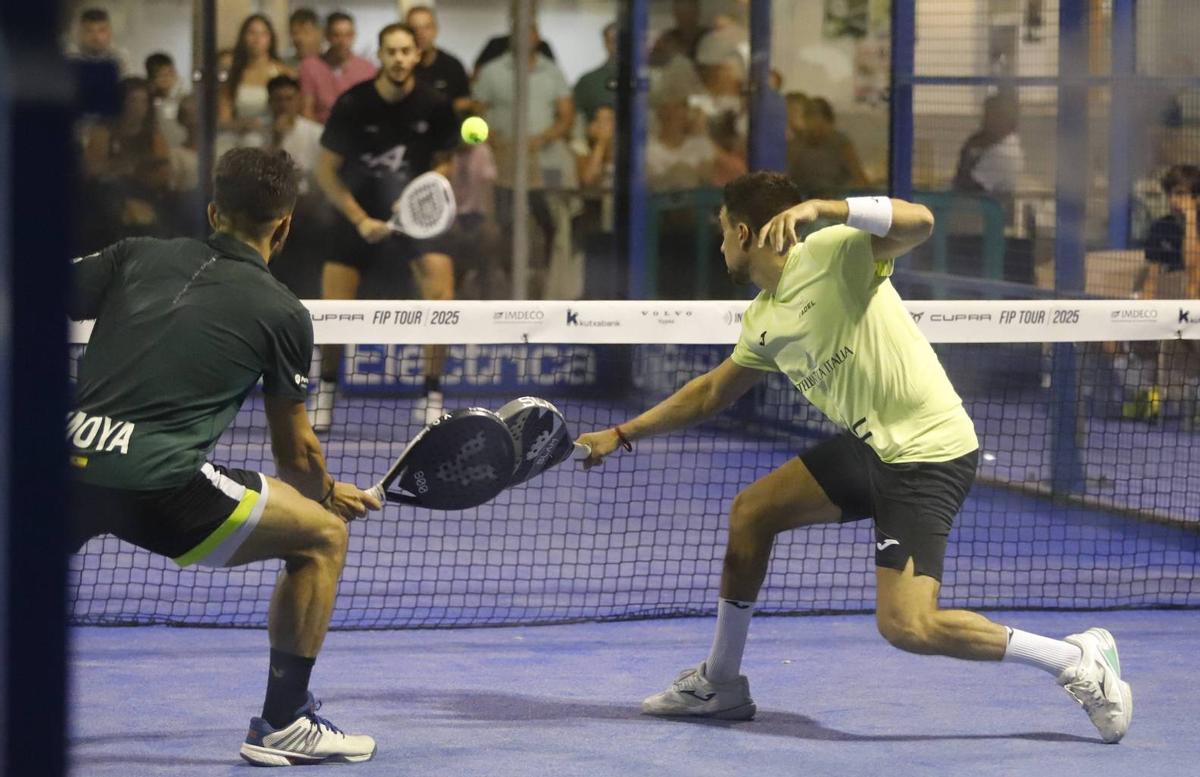 Una jugada de un partido profesional de pádel masculino.