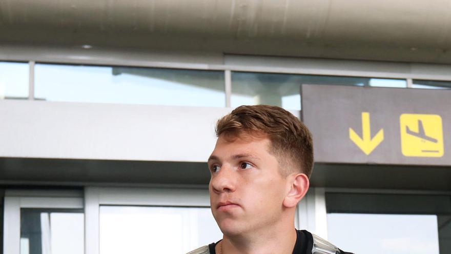 Esteban Rolón, en el aeropuerto de Málaga a su llegada cuando fichó por el conjunto blanquiazul.