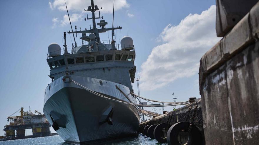 Llegada del barco de la armada Tornado al Puerto de Santa Cruz