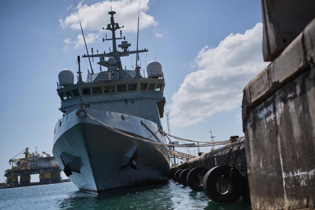 Llegada del barco de la armada Tornado al Puerto de Santa Cruz