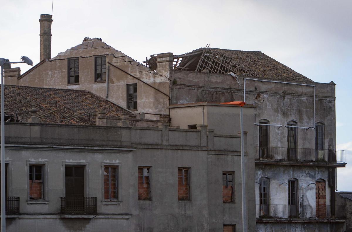 Detalle de la chimenea y de una de las cubiertas hundidas.