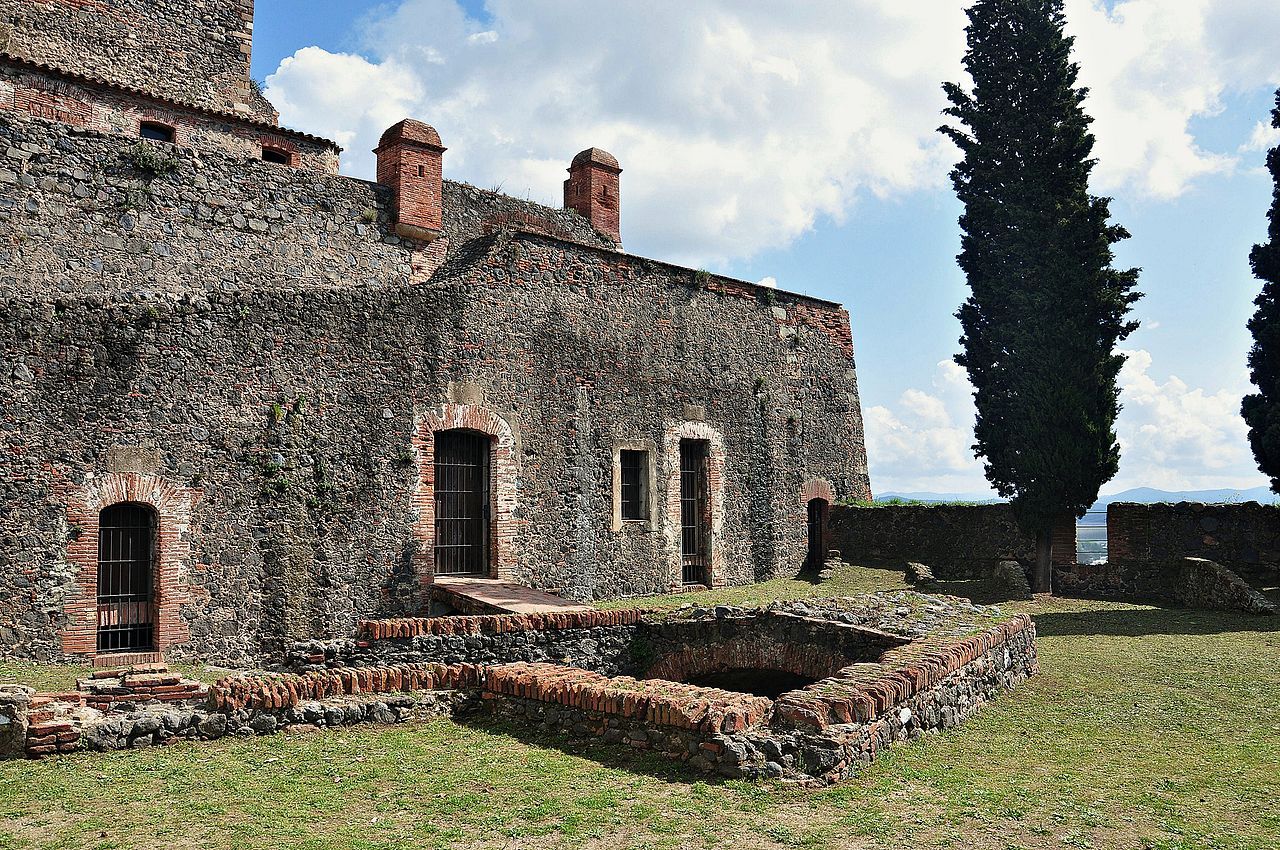 Patio interior del Castillo de Hostalric