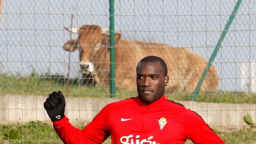 Babin conduce el balón durante el entrenamiento de ayer.