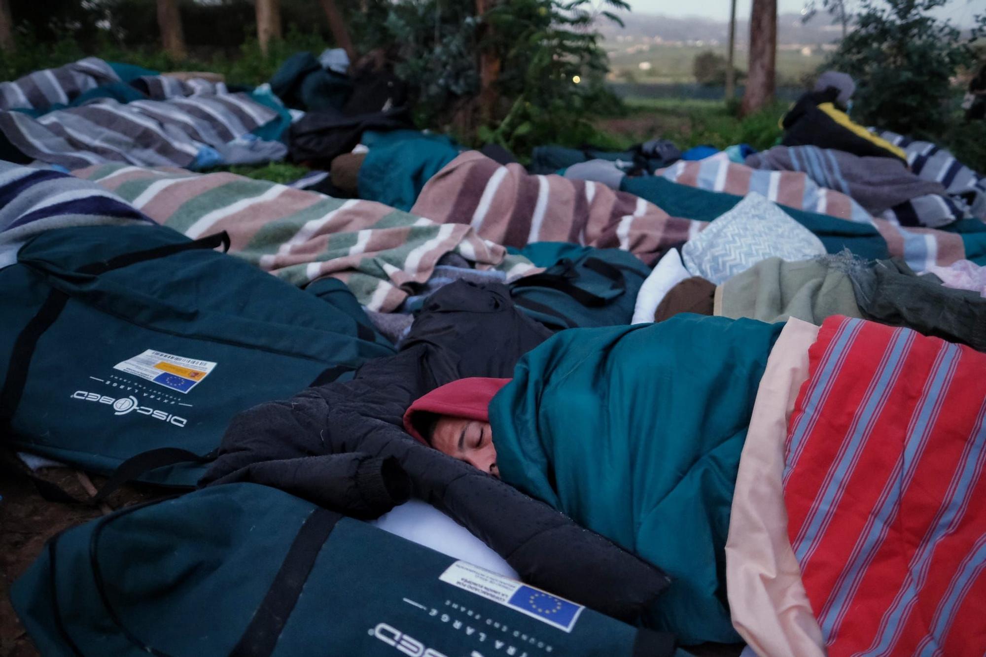 Los migrantes de la protesta en Las Raíces delimitan su espacio para controlar sus provisiones