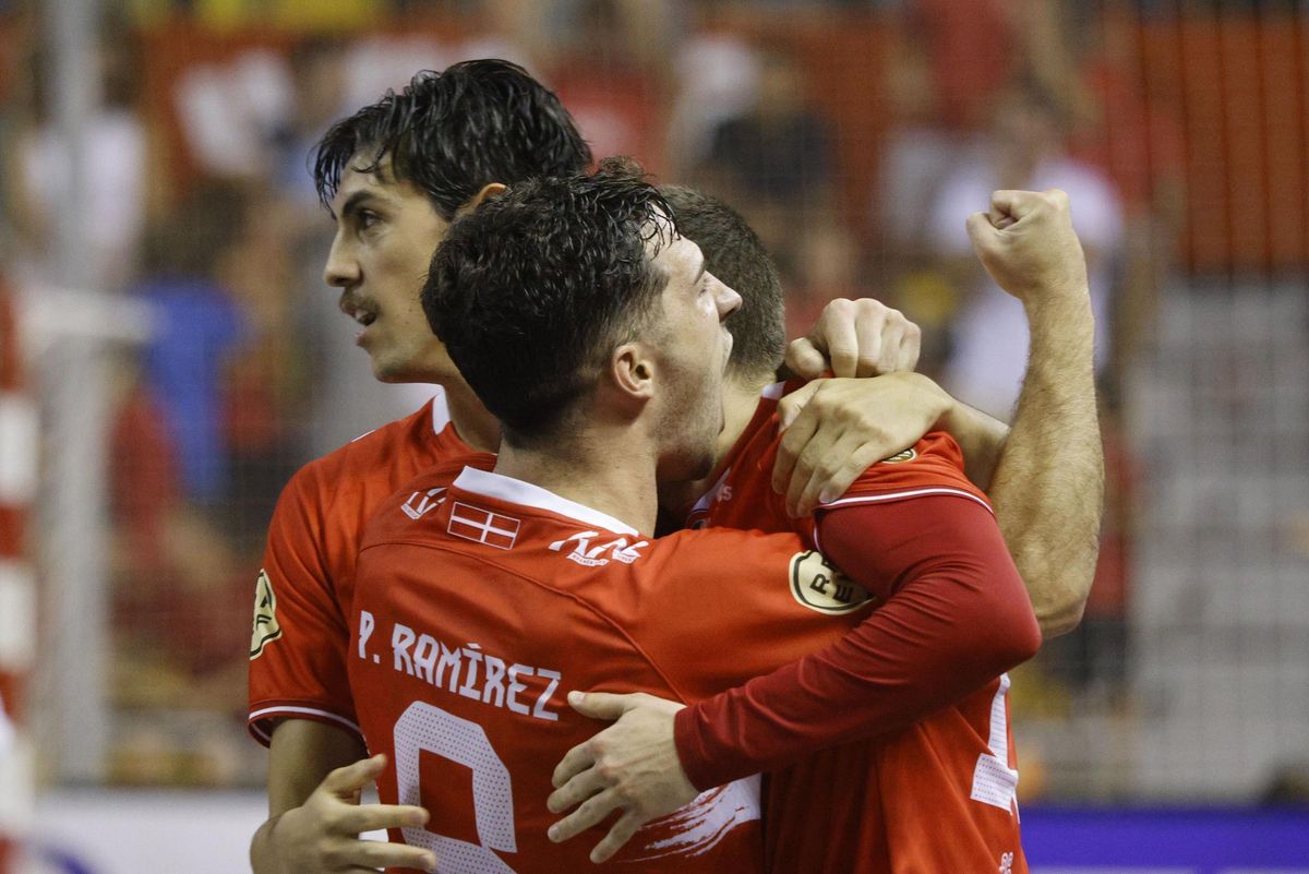 Los jugadores del Jimbee celebran el tanto de Mellado