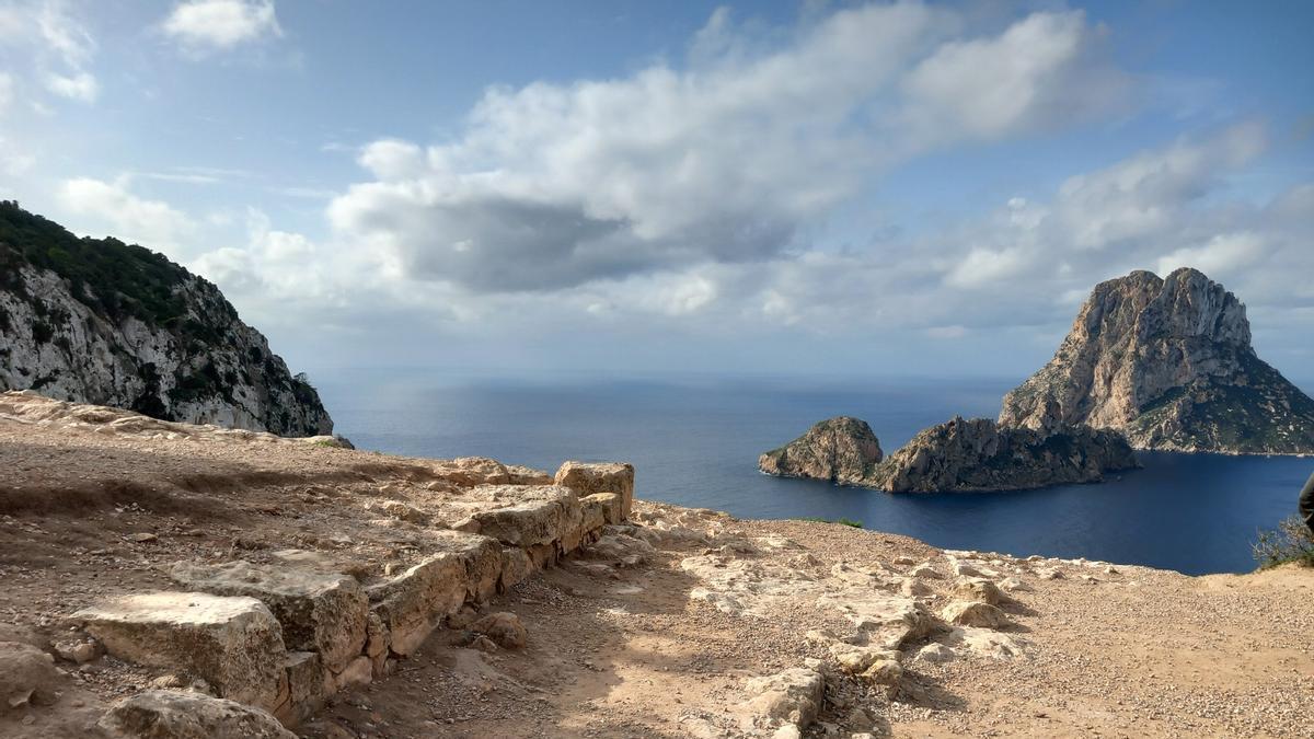 Los dos muros del yacimiento, situado en el 'mirador' de es Vedrà.