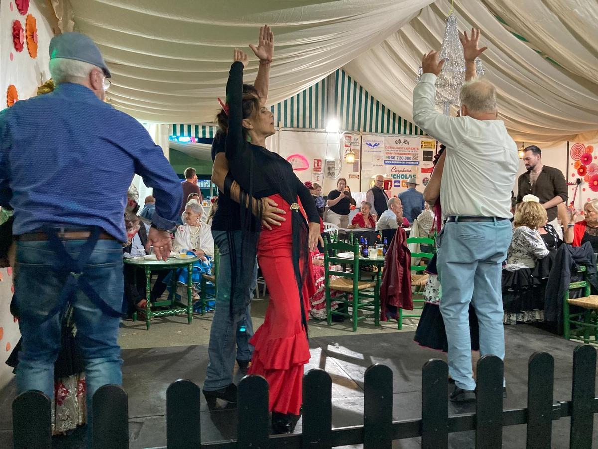 Sevillanas en una de las casetas de la Feria de Mayo de 2025
