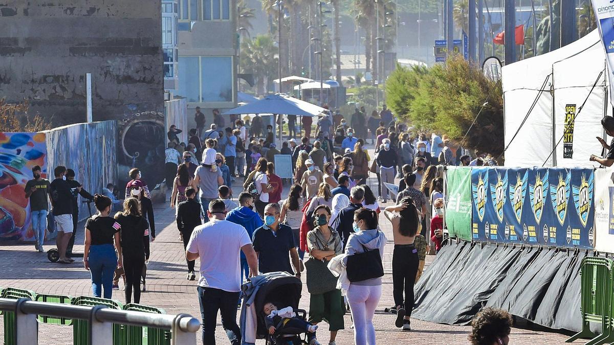 Los comercios de 
La Cícer salvan 
el puente con el campeonato de surf