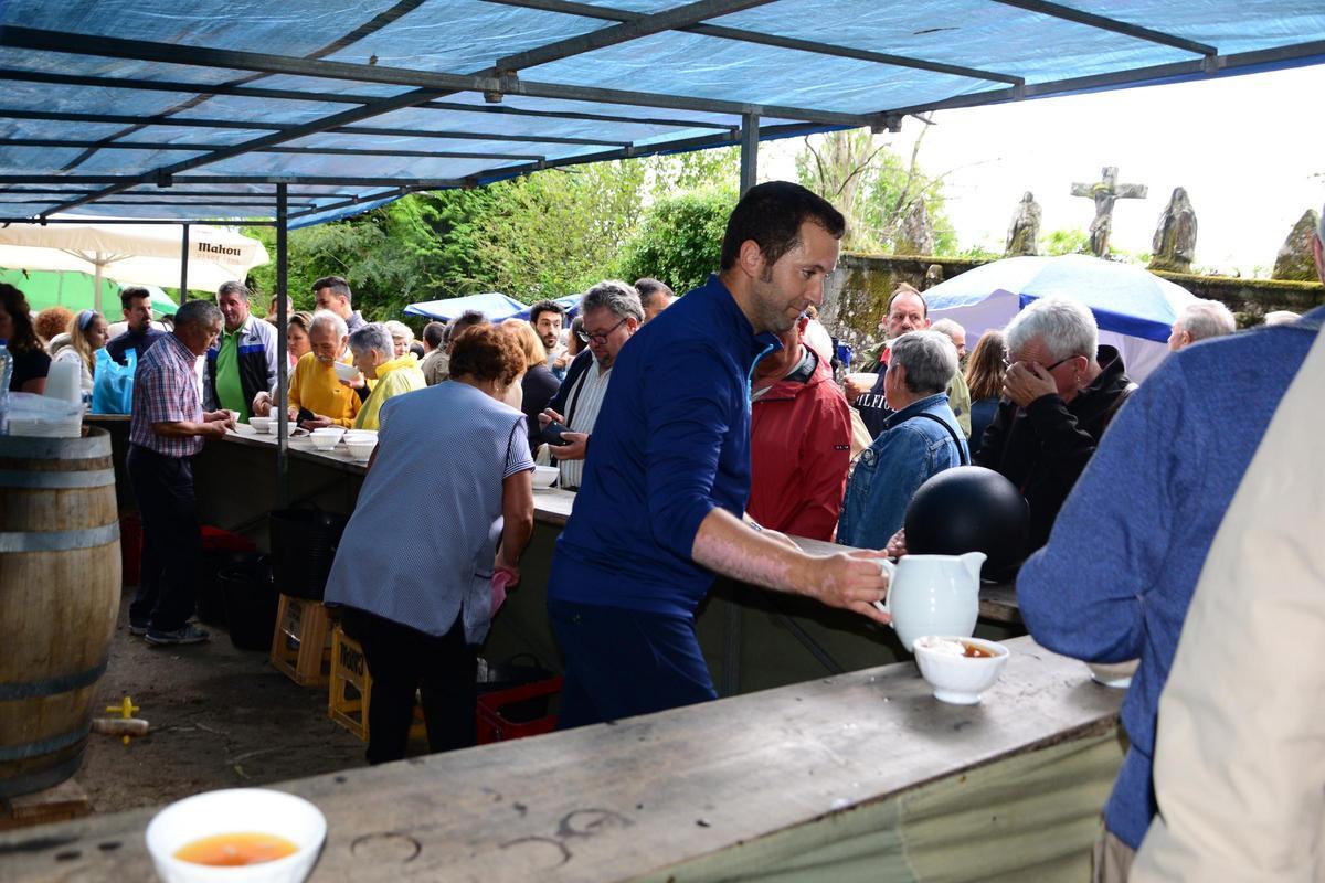 Uno de los puestos de sidra despachaba ayer la bebida en el entorno de Santa Cruz.