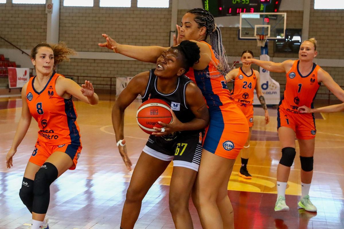 Las imágenes de la emotiva despedida del baloncesto de Sara Gómez
