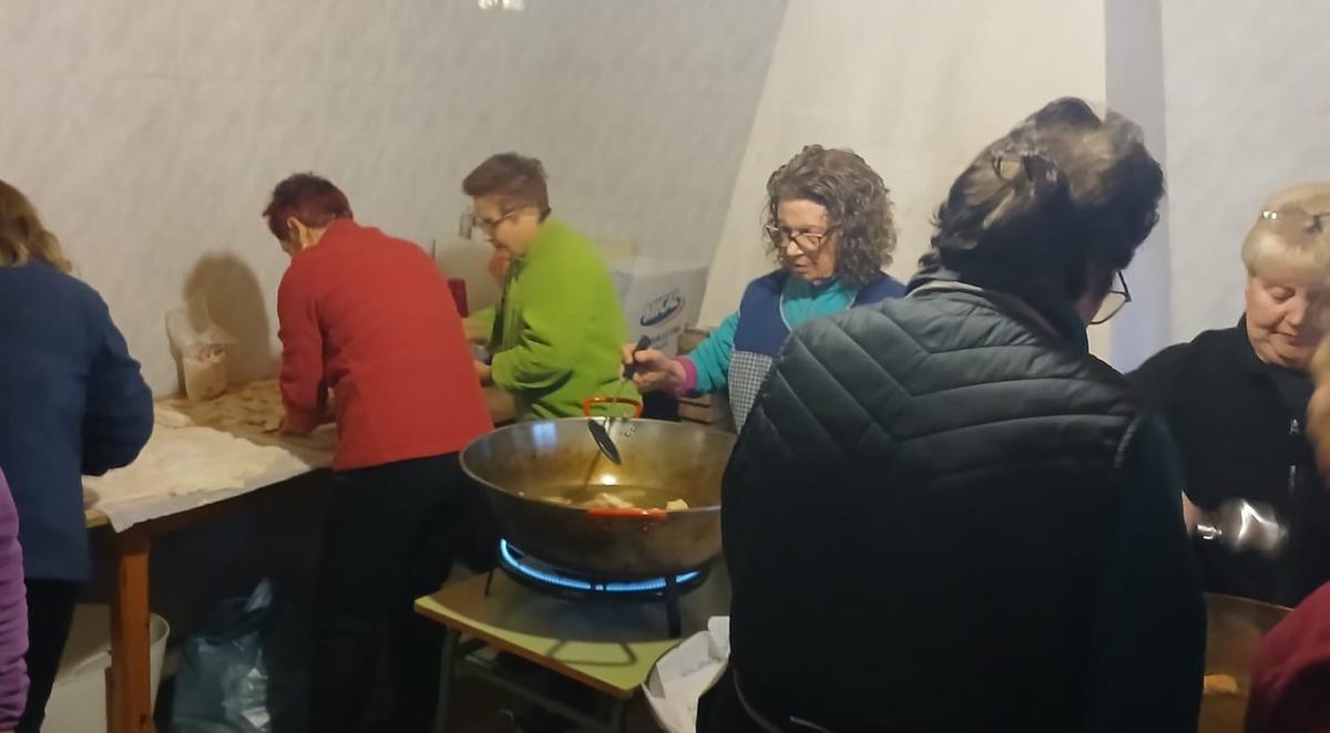Las mujeres preparan la comida en la antigua Casa de Concejo.  | CH. S.