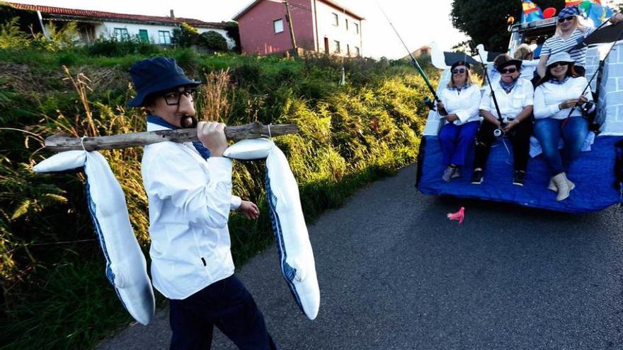 Cardo despide sus fiestas locales en carroza