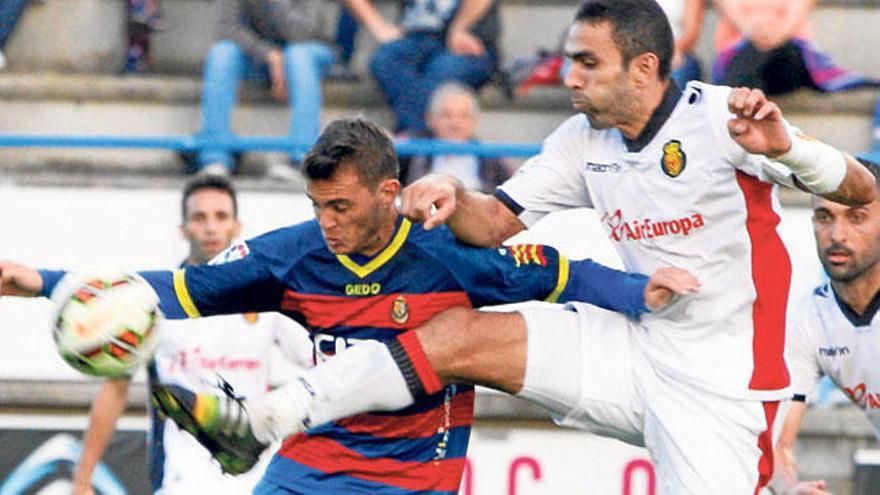 Joao lucha por el balón ante el Llagostera.