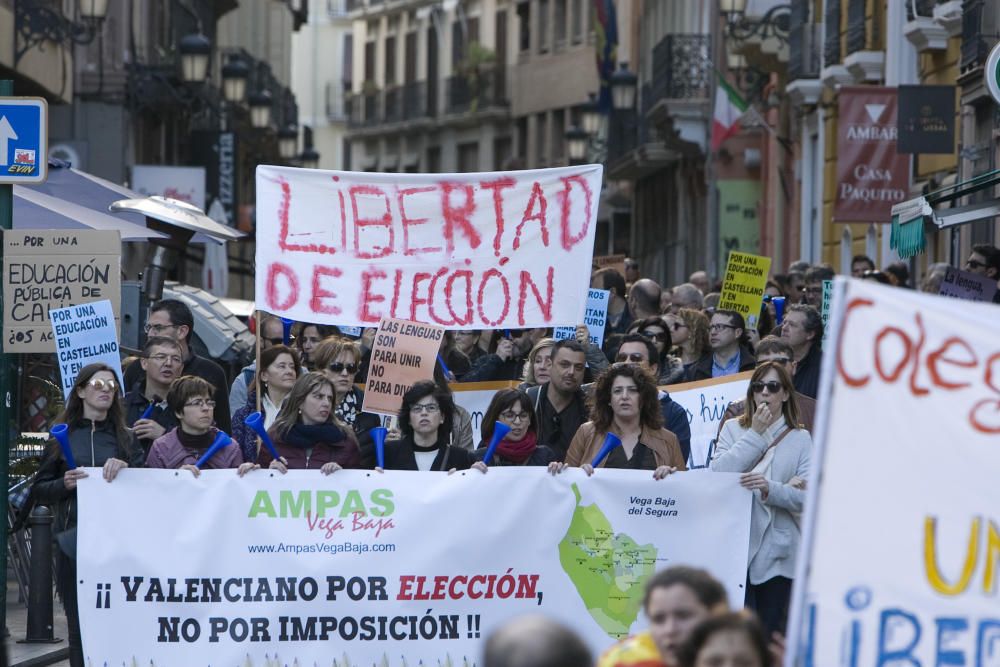 Manifestación en València contra el plurilingüismo