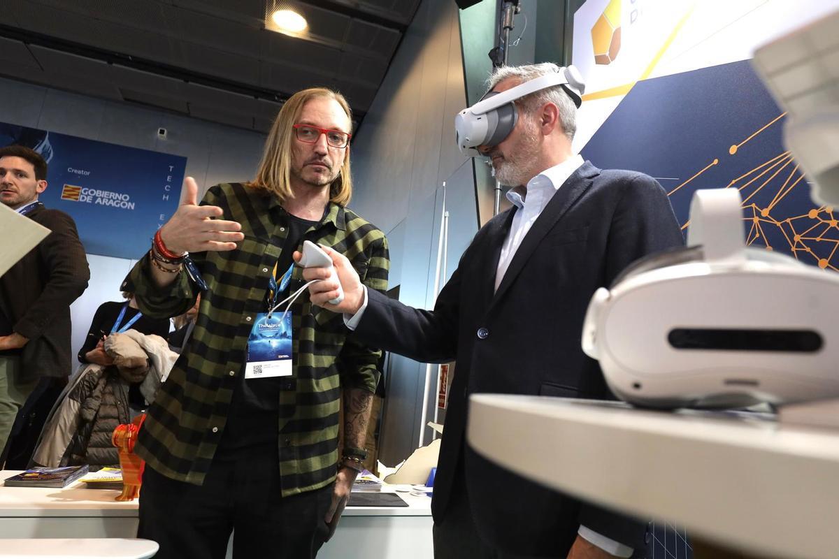 El presidente Jorge Azcón prueba una gafas de realidad virtual.