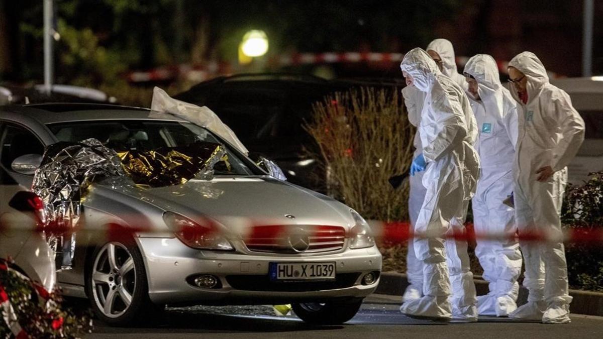 La policía científica trabaja en una de las escenas del tiroteo en el centro de Hanau.