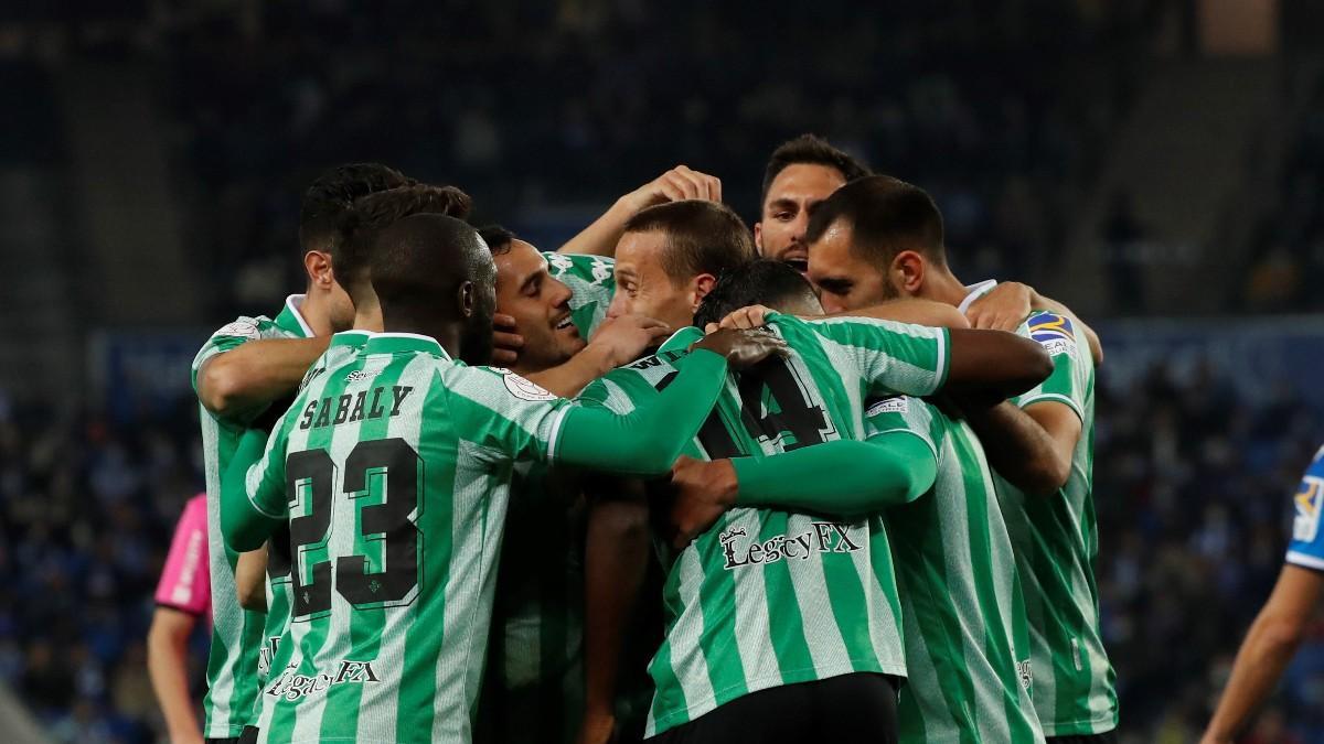 Los jugadores verdiblancos celebran uno de los tantos ante la Real Sociedad