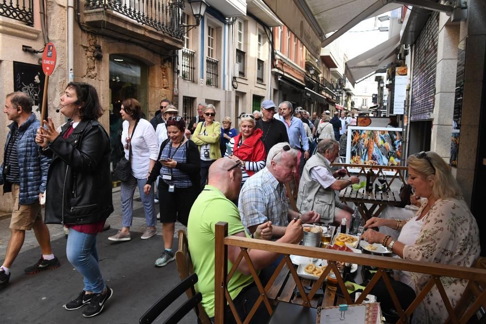 Turistas disfrutan del buen tiempo en A Coruña