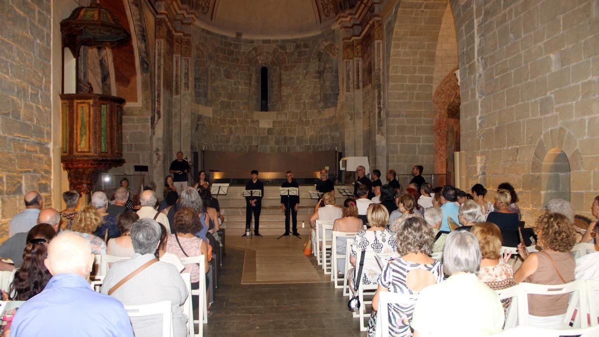 L’església del monestir de Sant Benet acull un concert i la segona missa anual amb un centenar de feligresos