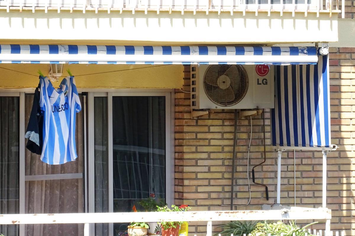 Miles de malagueños muestran su apoyo al Málaga con banderas, camisetas o bufandas blanquiazules. Miles de malagueños muestran su apoyo al Málaga con banderas, camisetas o bufandas blanquiazules.
