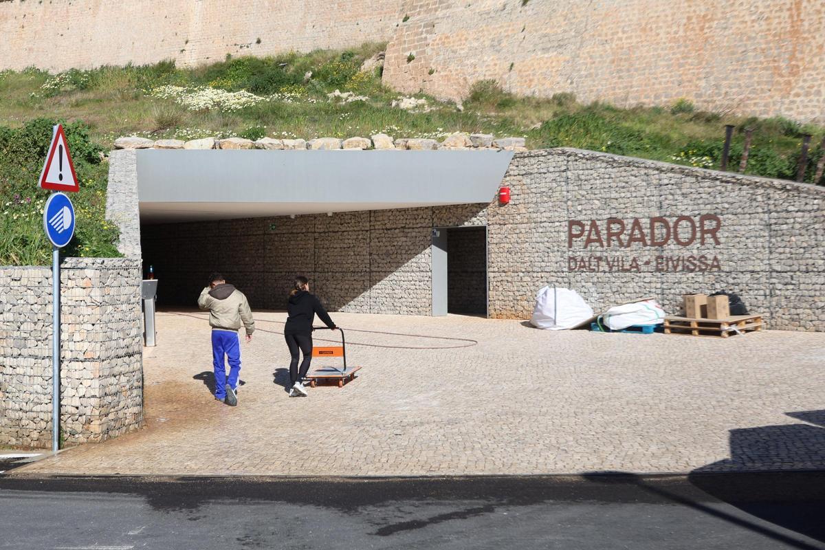 Operarios ultiman los detalles ante la apertura del Parador