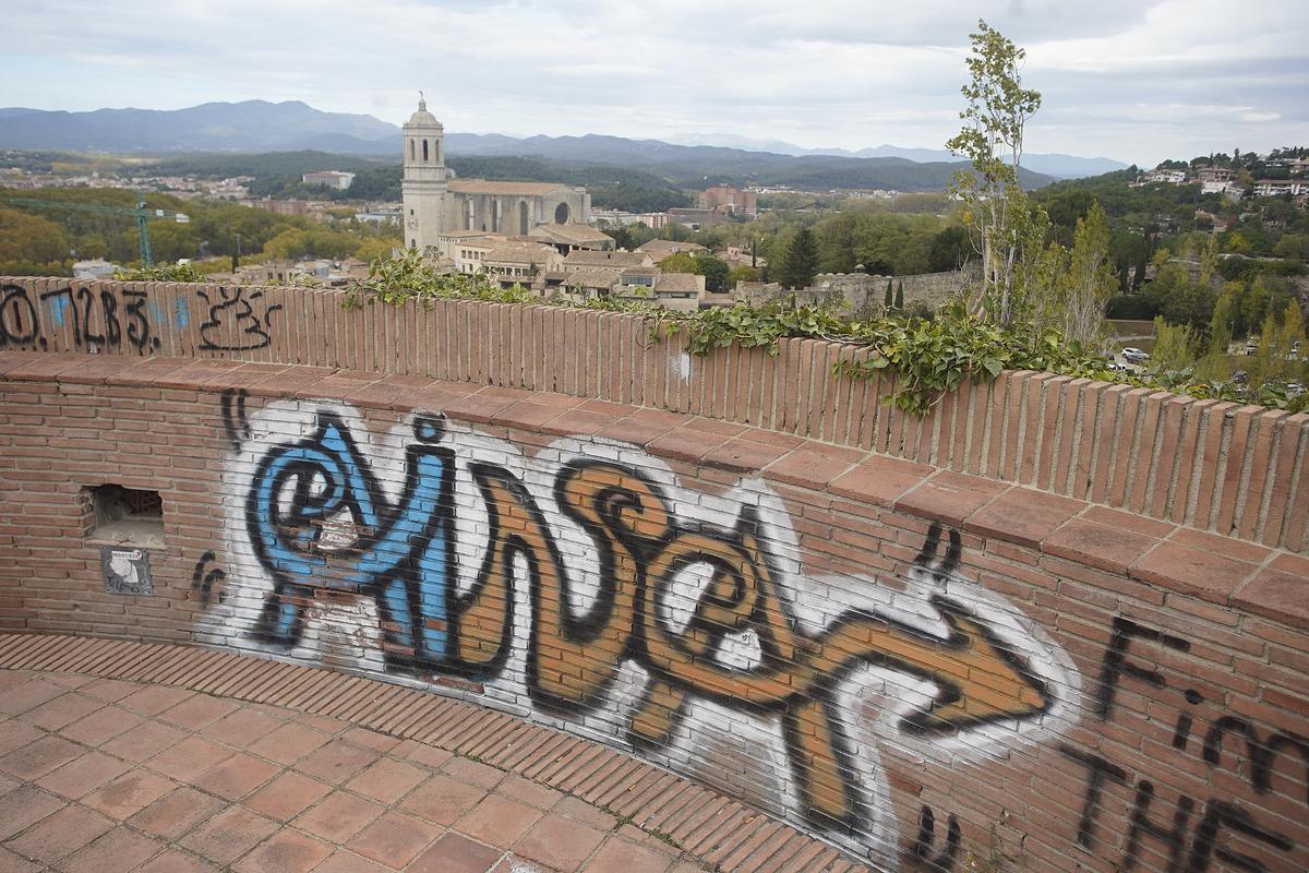Les torres de la muralla de Girona, farcides de pintades Les torres de la muralla de Girona, farcides de pintades