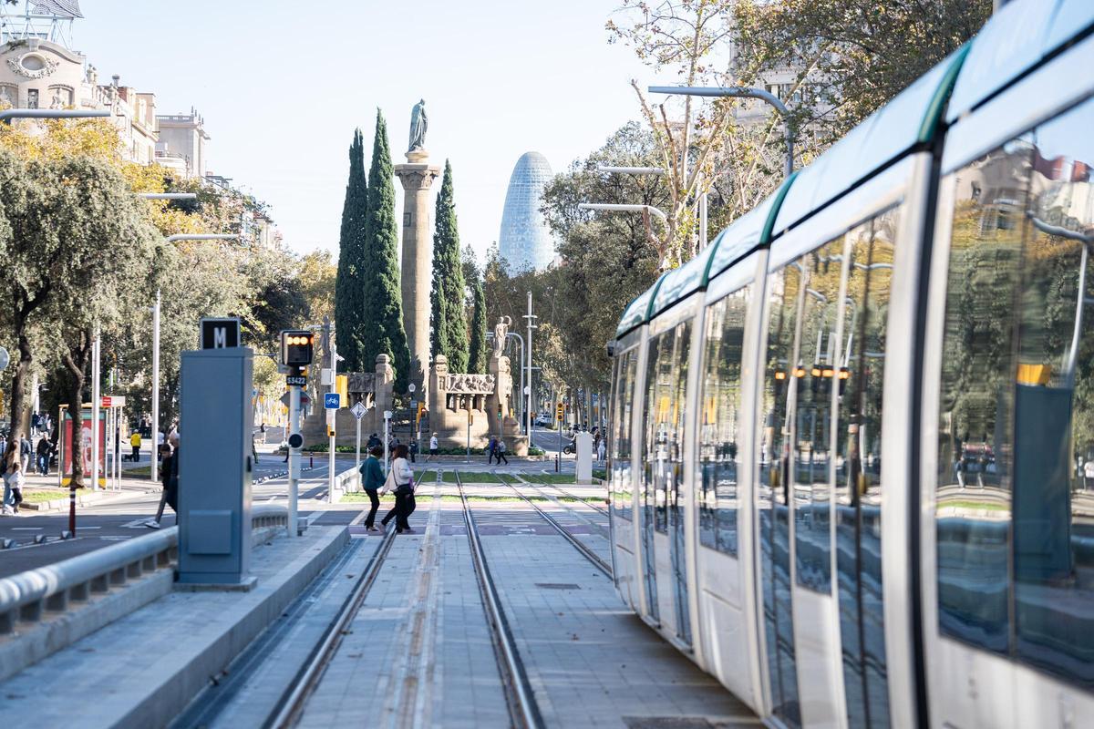 El tranvía se estrena entre Glòries y Verdaguer entre expectación vecinal y sin acto político
