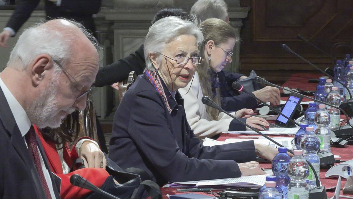 VENECIA, 15/03/2024.- La presidenta de la Comisión de Venecia, Claire Bazy Malaurie interviene en la reunión de la Comisión que aprobará este viernes, su dictamen final sobre la ley de amnistía para los independentistas catalanes, tras un primer borrador que tuvo diferentes lecturas por parte del Gobierno y el Partido Popular y después de que el pleno del Congreso haya dado el visto bueno a la norma antes de su paso al Senado.