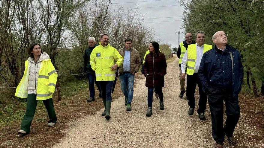 La directora general de Agua visita el filtro verde de Silla junto al alcalde.