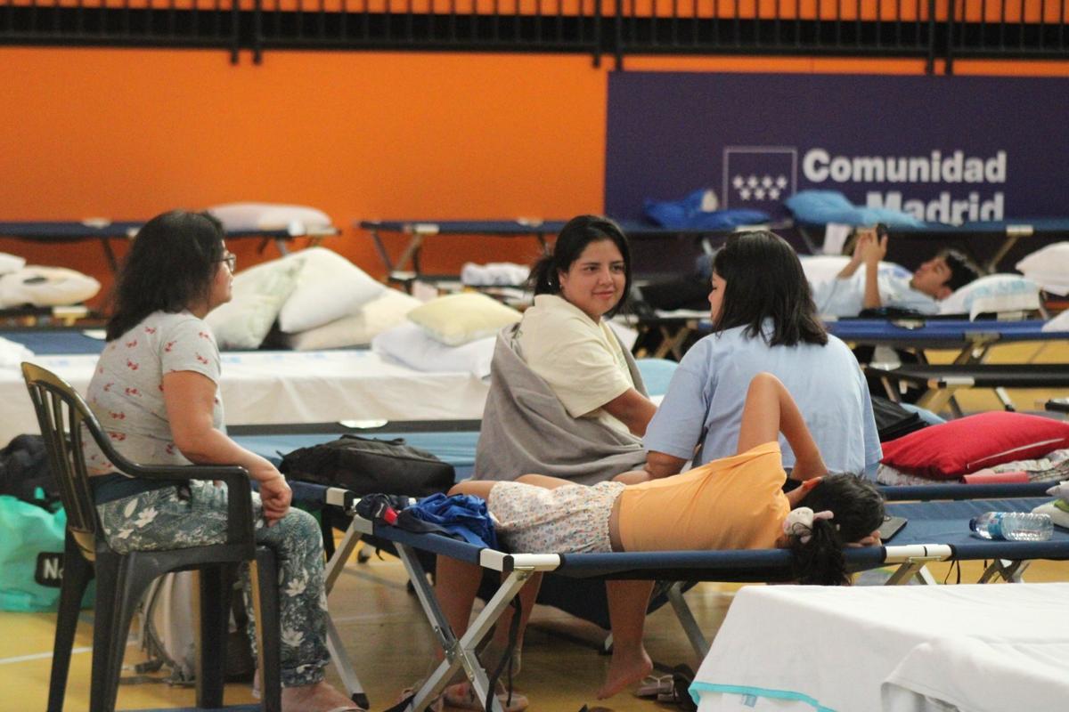 Los evacuados por los incendios de Madrid, en un pabellón de Móstoles