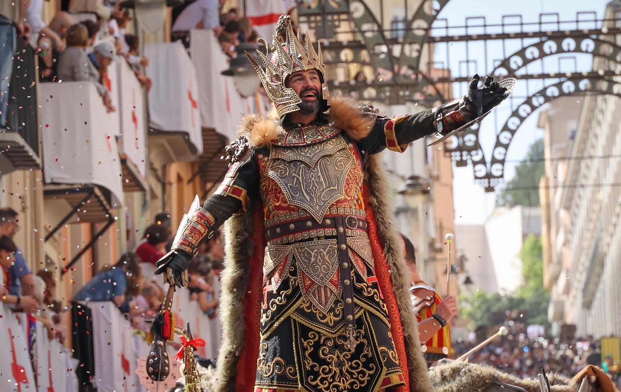 Alcoy se entrega al espectáculo de las tropas cristianas