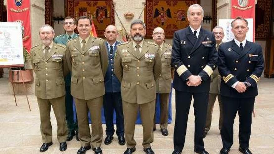 Os militares, durante a presentación.