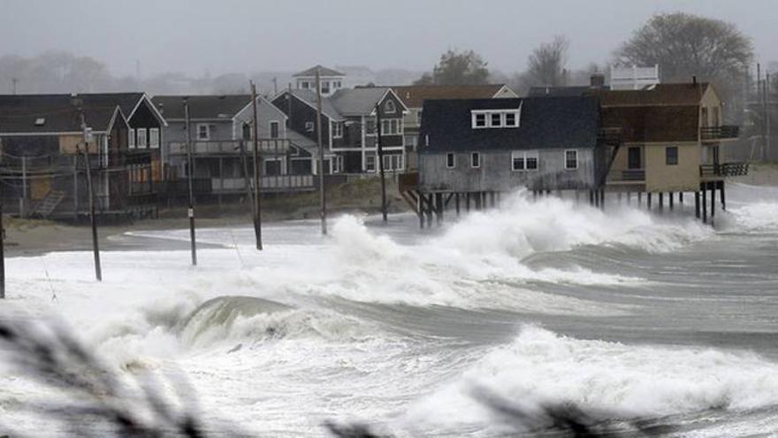 &#039;Sandy&#039; llega a la costa de EEUU y avanza con vientos de hasta 150 km/h