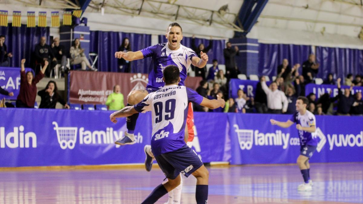 Rubi celebra con Gus su gol ante el AD Sala 10.