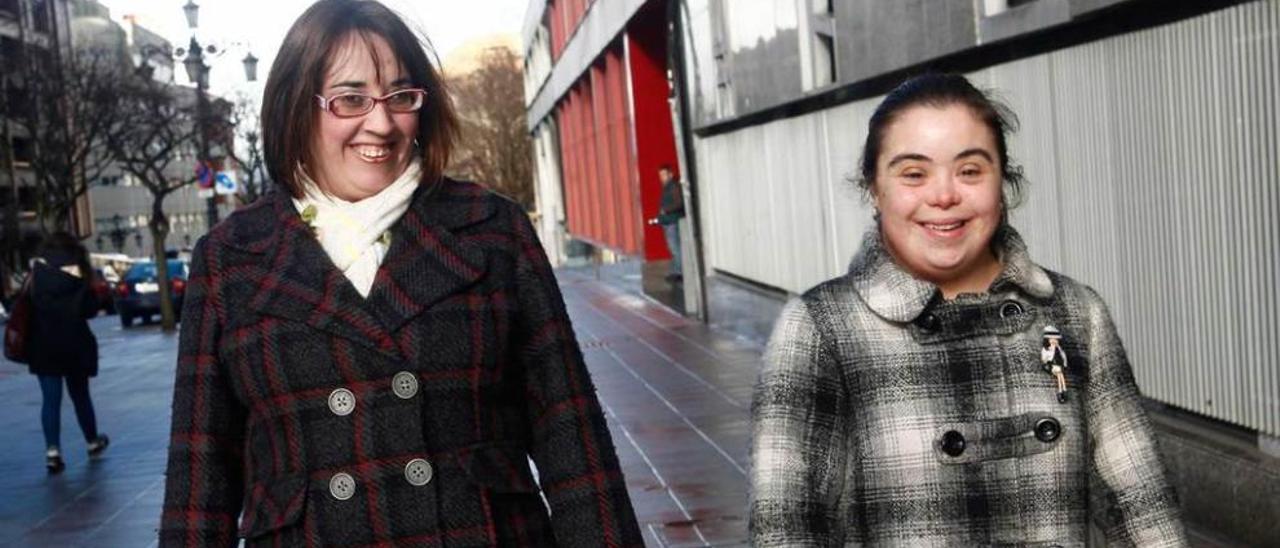 Vanesa Fondo y Rosalía Fernández, ayer, en Oviedo.